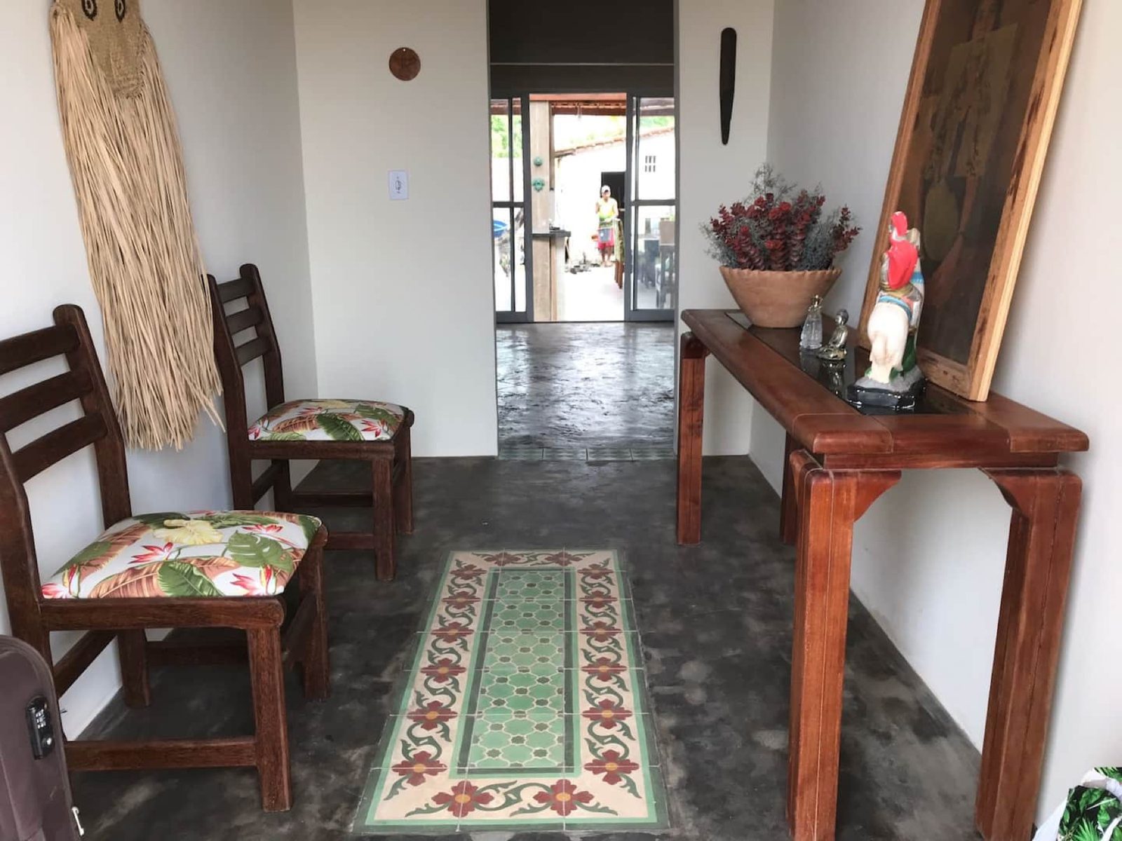 Entrada da casa com tapete de ladrilhos